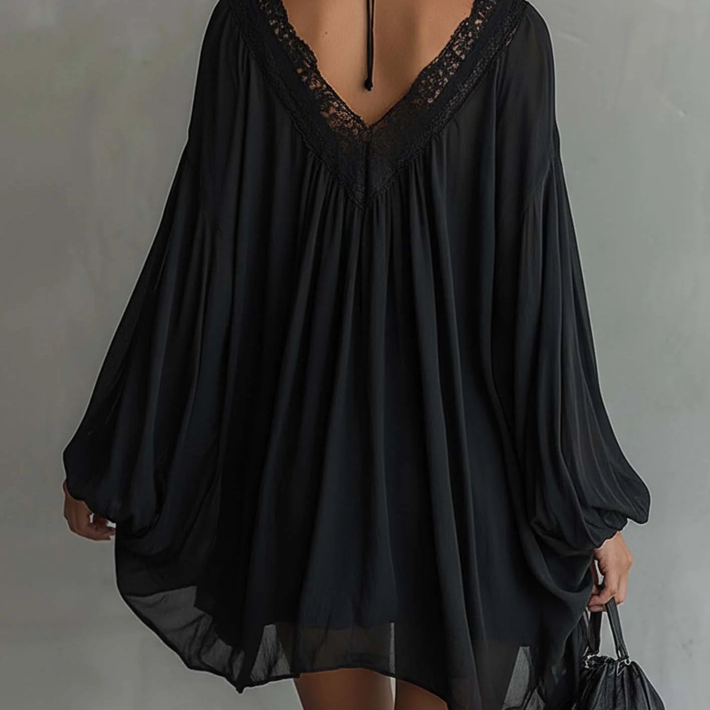 Laura - Vestido Mini de Chiffon Negro con Escote de Encaje para Mujer