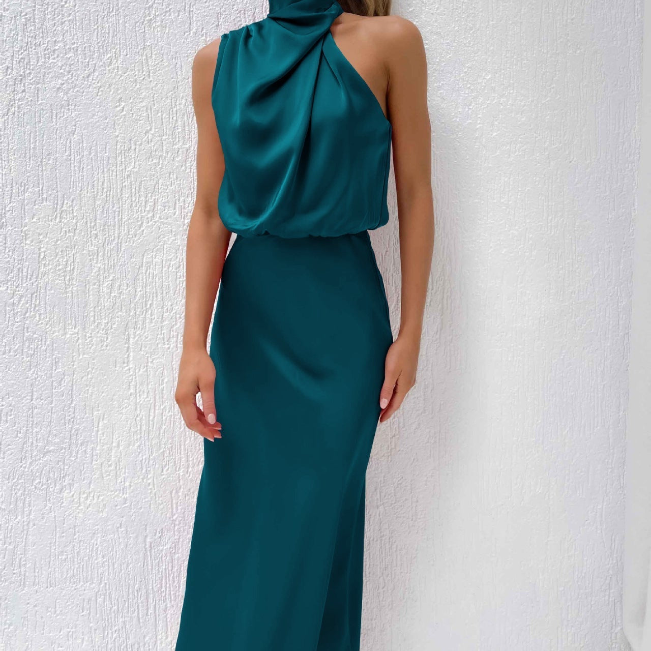 Carlina | Vestido largo de satén con cuello halter