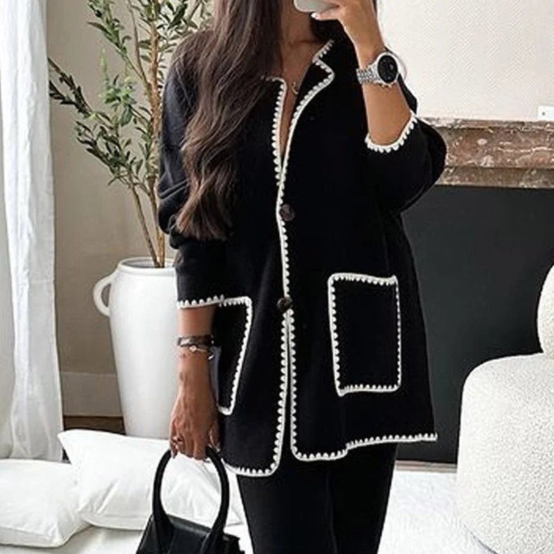 Conjunto de dos piezas compuesto por una chamarra decorada con líneas y un pantalón informal