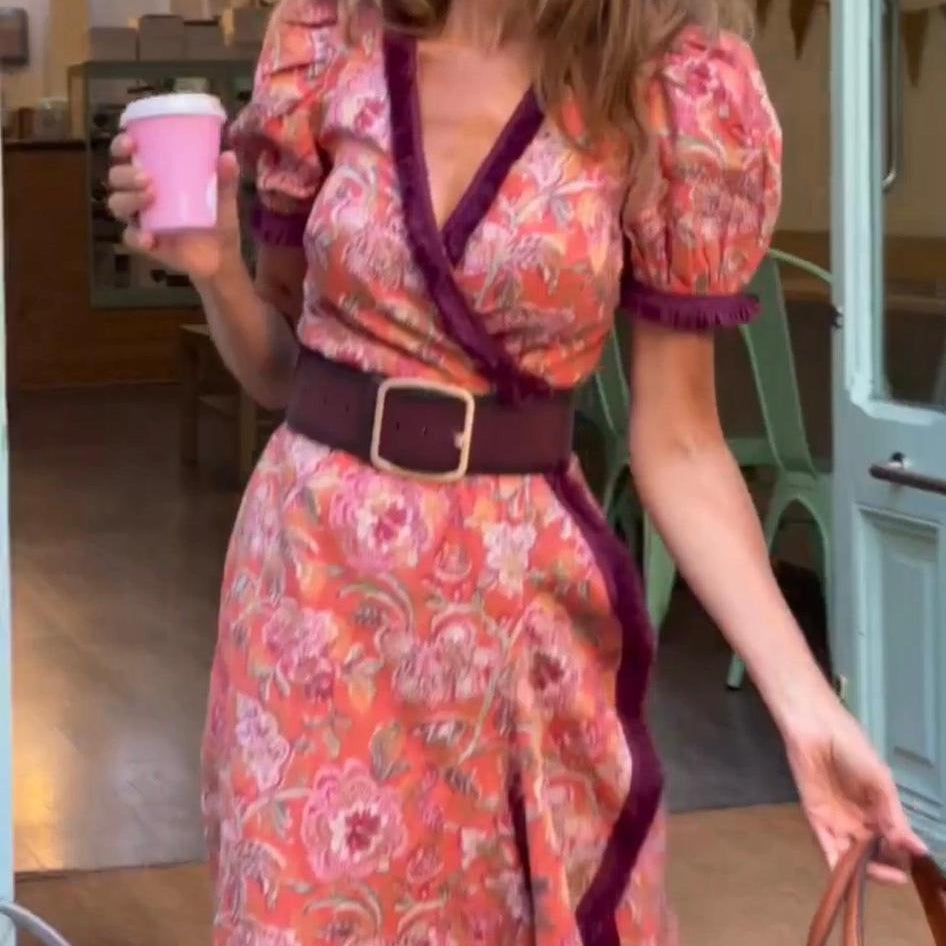Miriam - Elegante vestido largo con mangas cortas abullonadas y falda asimétrica