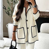 Conjunto de dos piezas compuesto por una chamarra decorada con líneas y un pantalón informal
