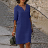 Amara – Vestido con cuello en V. Elegancia natural sin esfuerzo