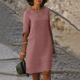 Amara – Vestido con cuello en V. Elegancia natural sin esfuerzo